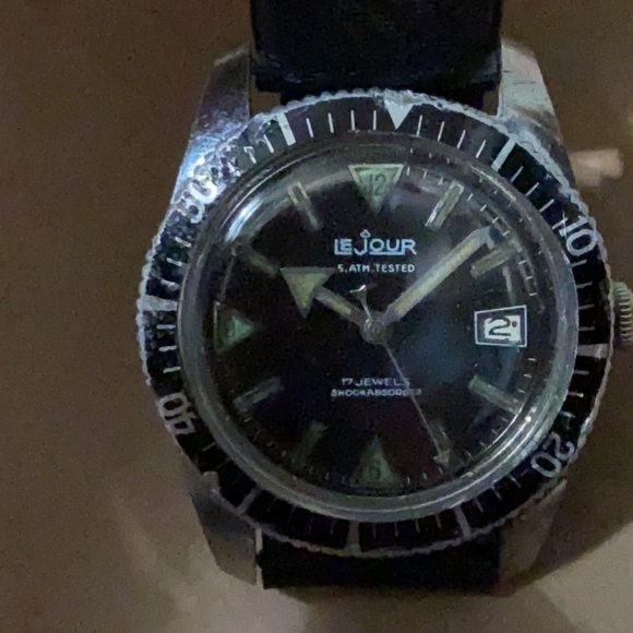 Vintage Swiss Le Jour Dive Watch RARE RUNS - Picture 4 of 5